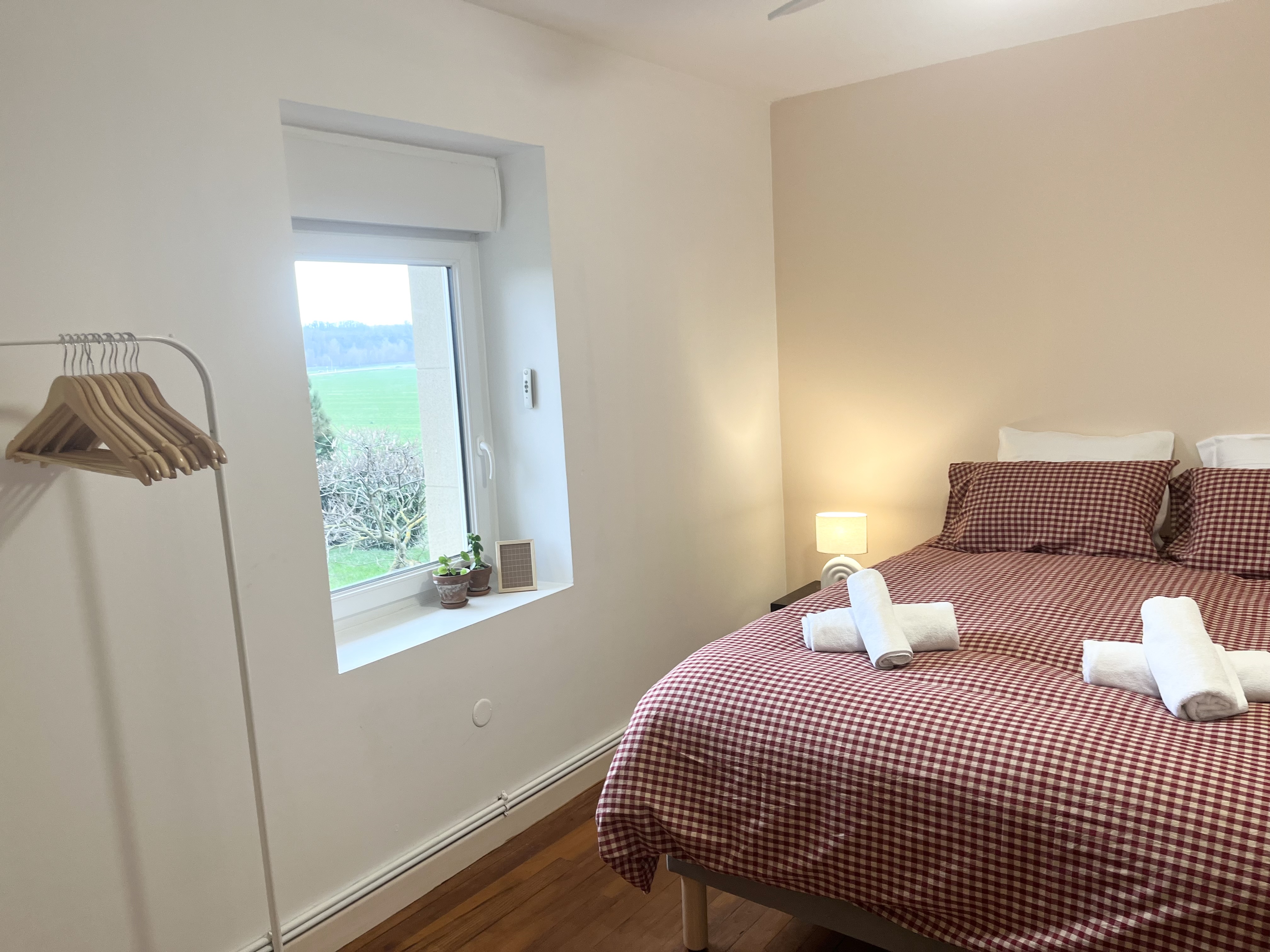Chambre 5 — draps bordeaux, vue campagne