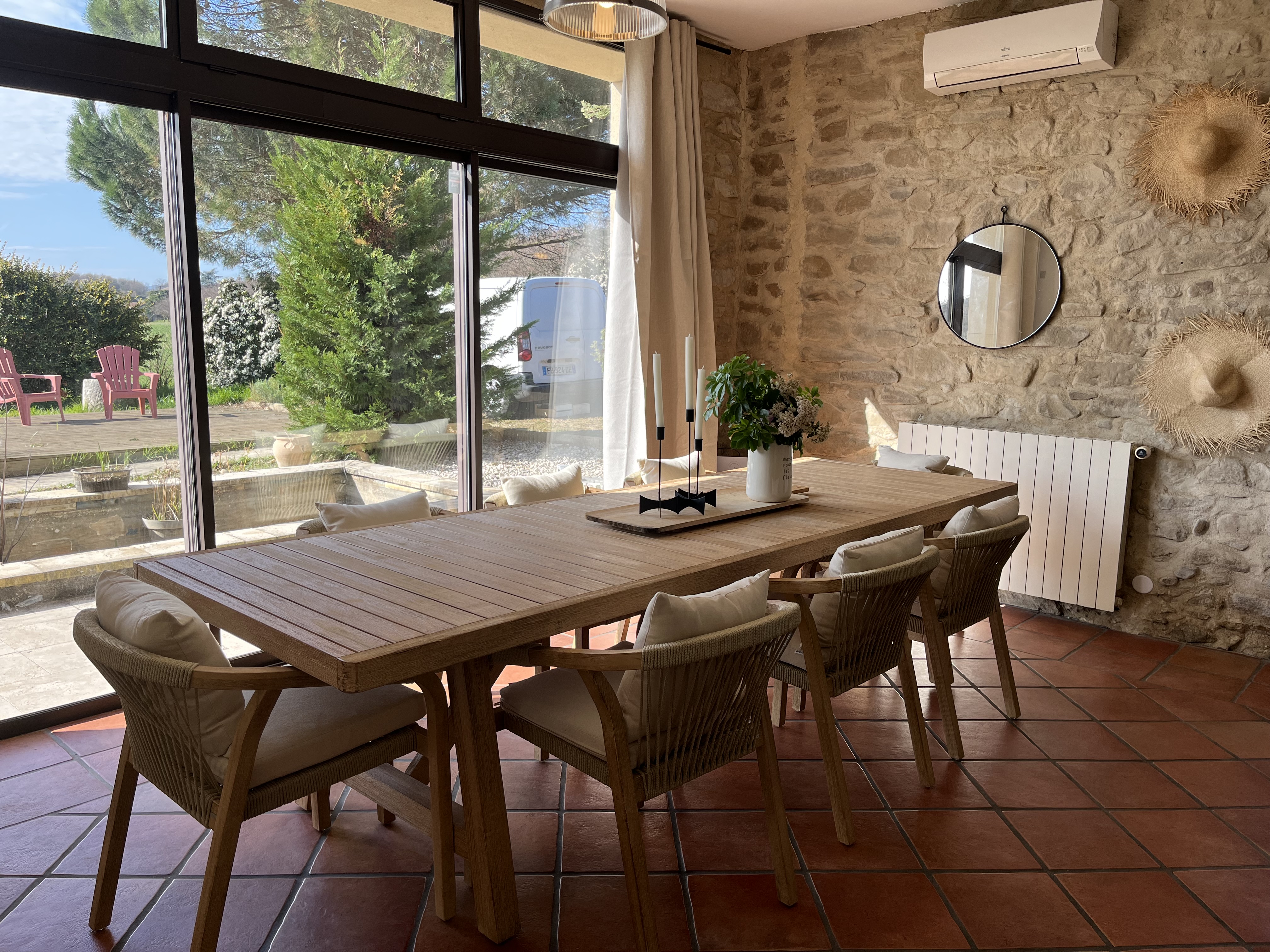 Salle à manger en pierres apparentes